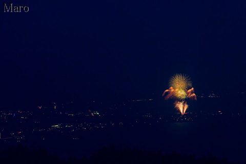 近江舞子で打ち上げられた花火を京都市の四明岳から遠望