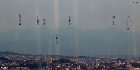 京都駅ビル「大空広場」からガラス越しに大峯・山上ヶ岳、稲村ヶ岳を遠望 2016年7月