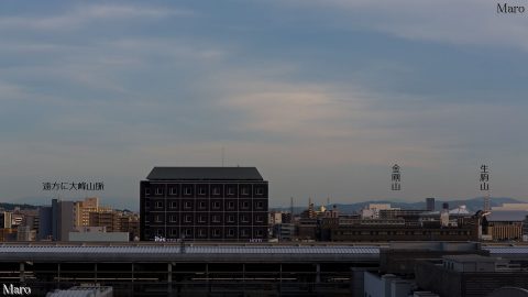 京都駅ビルの大階段から駅ホーム越しに大峰山脈や金剛山、生駒山を望む 2016年7月