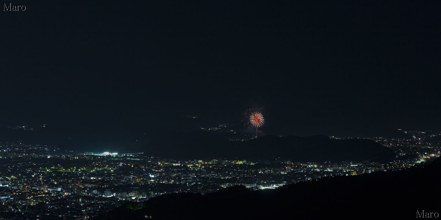 京都市の花火大会 国立京都国際会館の花火を大文字山から遠望