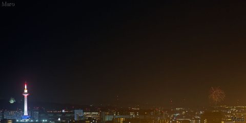 「木津川市夏祭り」の打ち上げ花火を京都市北区の船岡山から遠望 2016年7月