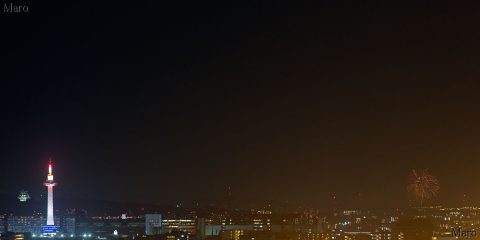 「木津川市夏祭り」の打ち上げ花火を京都市北区の船岡山から遠望 2016年7月