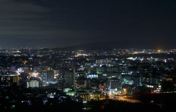 大吉山展望台・仏徳山の夜景 眼下に宇治橋、遠くに観覧車と花火 京都府宇治市 2016年8月