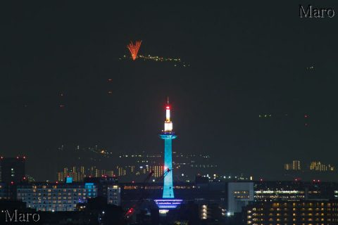 生駒山上遊園地ファイアーリュージョン花火と京都タワーライトアップ試験点灯を遠望