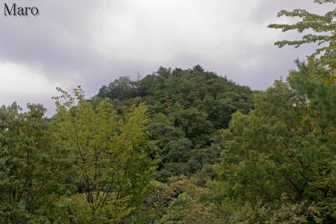 「宇多天皇 大内山陵 参道」から御室成就山を望む 2016年9月
