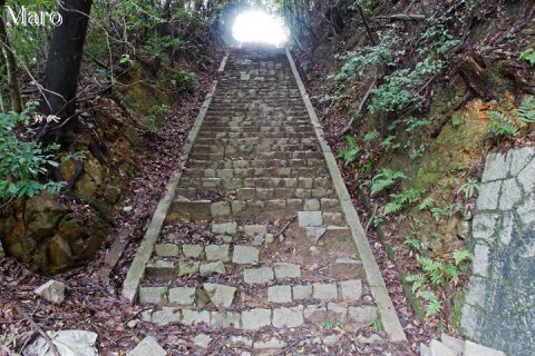 御室～原谷の車道から岐れる長く急な石段の道 2016年9月