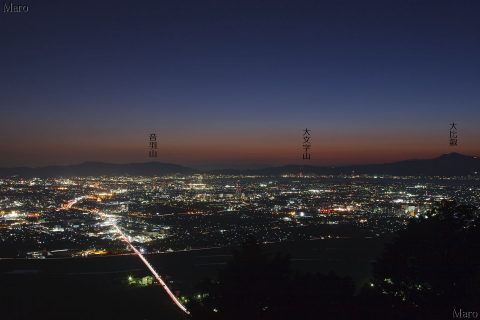 近江富士 三上山の夜景 野洲川大橋、栗東や草津、大津の街明かり 音羽山や比叡山の山影