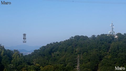 宇佐山の大津テレビ送信所と霊仙山を山中越の展望台前（馬ヶ背）から望む 2016年6月