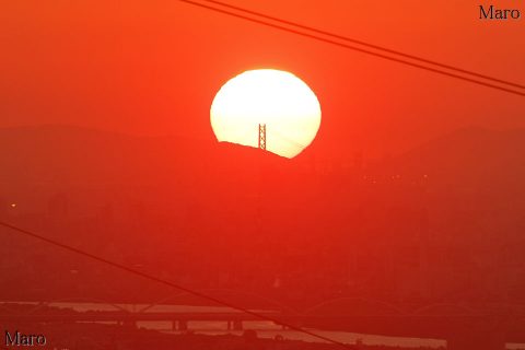 明石海峡大橋主塔と淡路島北端の向こうに沈む夕日を枚方の国見山から望む