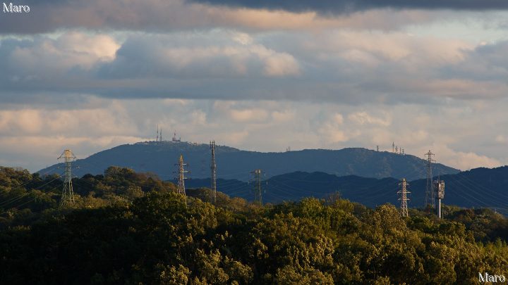 宇治の大吉山展望台から奈良の生駒山を遠望 山上の送信塔も明瞭に 2015年6月