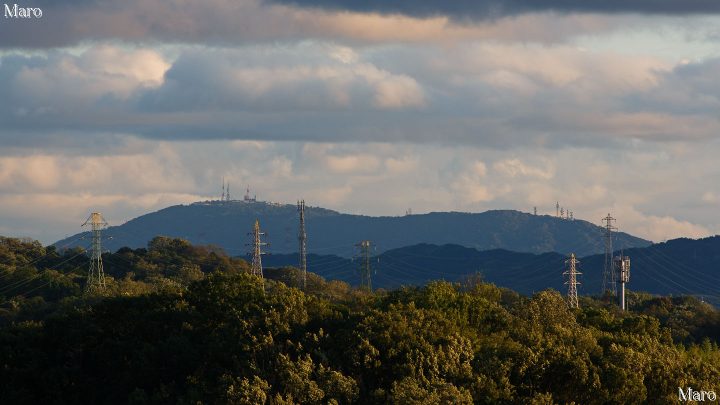 宇治の大吉山展望台から奈良の生駒山を遠望 山上の送信塔も明瞭に 2015年6月 宇治の大吉山展望台から奈良の生駒山を遠望 山上の送信塔も明瞭に 2015年6月