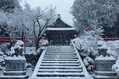 大雪の建勲神社 深く積雪する境内 京都市北区 2017年1月15日7時頃