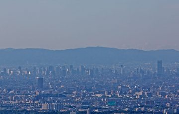 焼山から大阪の高層ビル群、あべのハルカスを遠望 和泉山脈