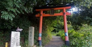 深草トレイル大岩山展望所コース（大岩神社参道）、大岩街道の上山口に建つ鳥居 2014年9月