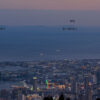 日没後の摩耶山から眼下に神戸港方面の夕景、遠くに友ヶ島、四国東端まで一望する