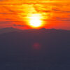 阿星山、油日岳の向こうから登る初日の出を比叡山から望む