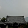 船岡山 建勲神社の貴賓館越しに大文字山と落雷（比叡三郎）を望む 2015年8月