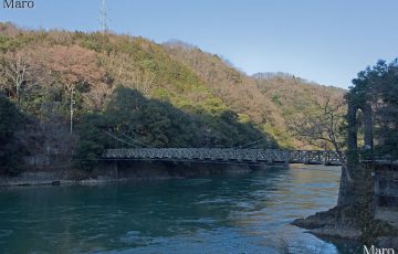 宇治川に架かる天ヶ瀬吊り橋を渡る 京都府宇治市 2013年1月