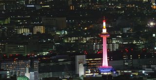 ピンクリボン2011でライトアップされた京都タワーを大文字山から撮影 10月1日